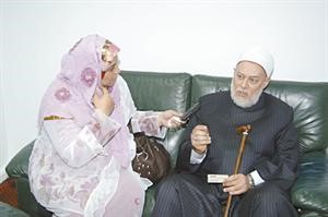 دعلي جمعة متحدثا للزميلة هناء السيد
