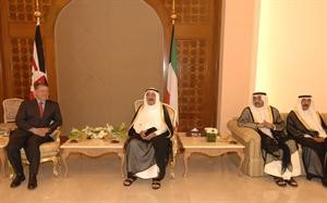صاحب السمو الامير الشيخ صباح الاحمد خلال لقائه العاهل الاردني الملك عبدالله الثاني بحضور جاسم الخرافي والشيخ جابر العبدالله﻿
