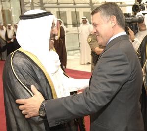 صاحب السمو الامير الشيخ صباح الاحمد مستقبلا العاهل الاردني لدى وصوله الى البلاد﻿