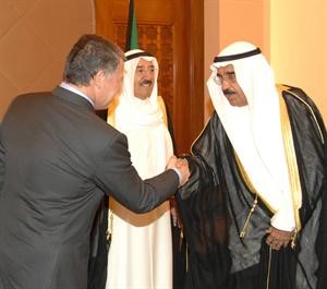 الشيخ فيصل السعود مصافحا العاهل الاردني بحضور صاحب السمو الامير﻿