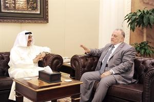 الرئيس جاسم الخرافي اثناء استقباله د احمد عمر هاشم﻿
