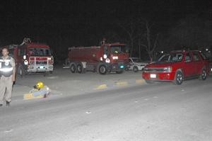 سيارات الاطفاء في محيط موقع التسربانور الكندري 