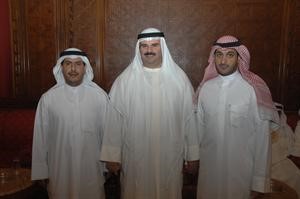 الشيخ فهد السالم متوسطا الزميل عبدالهادي العجمي والنقيب علوش فارس العجمي