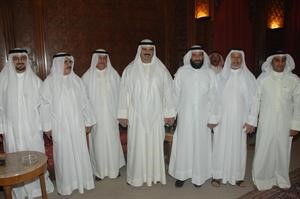 الشيخ فهد السالم والشيخ عبدالله السالم مع دعلي العمير وعدد من الحضور
