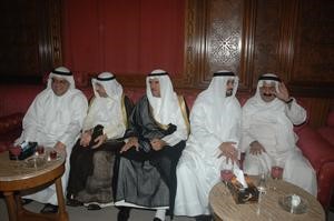 الشيخ سلمان الحمود والشيخ علي اليوسف والشيخ عبدالله السالم مع عدد من المهنئين
