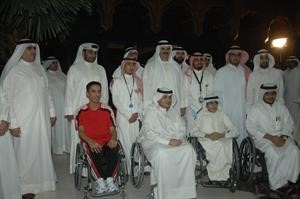 الشيخ فهد السالم متوسطا عددا من المهنئين