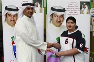 ناصر الهلفي يقدم جائزة الجمهور﻿