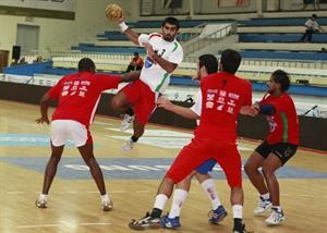 لاعب الانباء جاسم محمد يخترق دفاع اتم سبورتنغ﻿