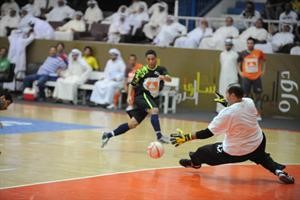 تسديدة قوية من لاعب فريق المري على مرمى ابيات﻿