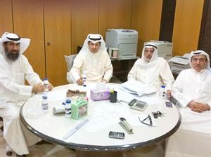 الوزير د بدر الشريعان وم علي الوزان وم صالح المسلم خلال تفقدهم مركز المراقبة والتحكم