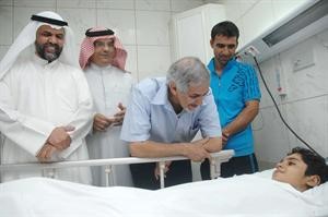 وزير الصحة دهلال الساير في حديث باسم مع احد الاطفال العراقيين
