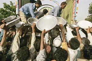 باكستانيون يتخطفون المساعدات الغذائية عقب فرارهم من الفيضانات	 رويترز﻿