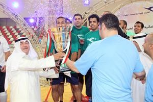 راعي الدورة خالد الدويسان يسلم كاس البطولة لقائد الخدمات الجوية هيثم الجندل﻿