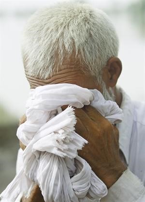 ﻿عجوز باكستاني يبكي حزنا على منزله وممتلكاته التي دمرتها الفيضانات	 اپ﻿