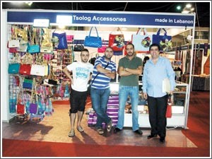 احمد الجمال وسولاك يبريميان امام جناح شركة Tsolags Accessories اللبنانية