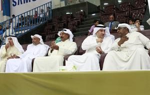 احمد الشحومي في حديث جانبي مع ناصر صالح بحضور سعود بوحمد وجاسم الذياب وعباس الخضري﻿