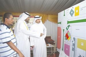دبدر الشريعان يستمع الى شرح عن تجهيزات مسجد جابر العلي من وليد الستلان