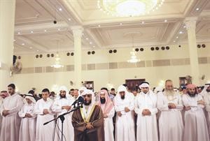 صلاة القيام في اولى ليالي العشر الاواخر من رمضان في مسجد جابر العلي﻿