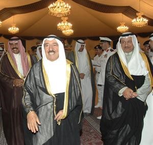 صاحب السمو الامير الشيخ صباح الاحمد لدى وصوله الى نادي ضباط الجيش يرافقه سمو ولي العهد الشيخ نواف الاحمد وفي استقباله الشيخ جابر المبارك