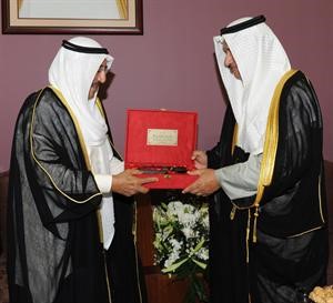 صاحب السمو الامير يتسلم هدية تذكارية من الشيخ جابر المبارك