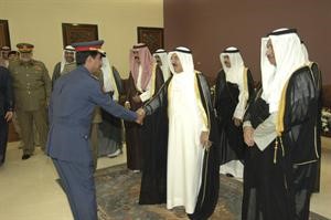 صاحب السمو الامير الشيخ صباح الاحمد مصافحا احد الحضور ويبدو سمو ولي العهد والشيخ جابر المبارك والشيخ خالد العبدالله