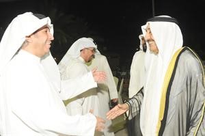 رئيس مجلس الامة مصافحا معادل الخرافي