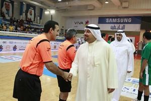 الشيخ طلال الفهد والشيخ خليفة علي الخليفة يصافحان حكام النهائي