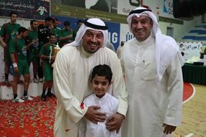 الشيخ طلال الفهد يحتضن خليفة نجل احمد الشحومي