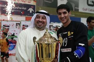 الفهد يسلم كاس البطولة الى تركي نافع