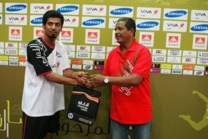 صالح العصفور يسلم جائزة افضل لاعب
