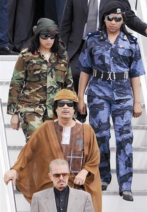 العقيد معمر القذافي محاطا بحرسه النسائي لحظة وصوله مطار روما الاحد 	افپ﻿