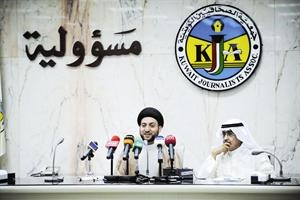 السيد عمار الحكيم متحدثا في جمعية الصحافيين امسوبجانبه الزميل عدنان الراشد﻿