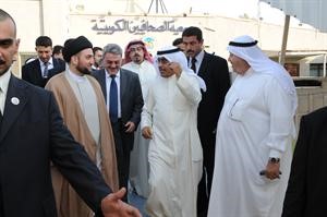 الزملاء عدنان الراشد وفيصل القناعي وجاسم كمال في استقبال السيد عمار الحكيم لدى وصوله الى الجمعية