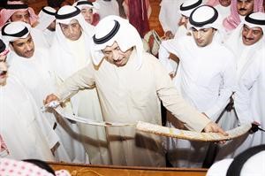 الشيخ جابر المبارك يتسلم سيفا هدية من المتقاعدين