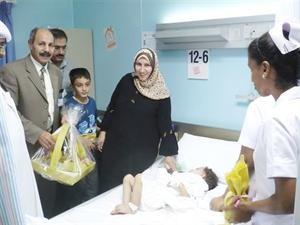 ضياء احمد خلال زيارته اجنحة الاطفال المرضى في ابن سينا
﻿