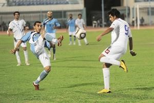 لاعب الجهراء بدر العنزي يبعد الكرة من امام مدافع السالمية ناصر العثمان عادل يعقوب
