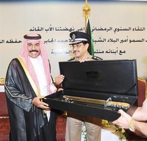 الفريق احمد الرجيب يسلم سمو ولي العهد هدية تذكارية