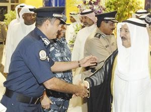 صاحب السمو الامير الشيخ صباح الاحمد مصافحا الفريق الشيخ احمد النواف
