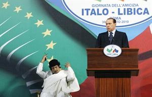  ورئيس الحكومة الايطالي سيلفيو برلسكوني متحدثا والقذافي يعدل من سماعته	رويترز﻿