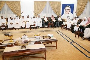 صاحب السمو الامير الشيخ صباح الاحمد خلال زيارته الى الحركة الدستورية في ديوان دناصر الصانع بحضور سمو ولي العهد الشيخ نواف الاحمدوالشيخ مشعل الاحمد والشيخ احمد الفهد ويبدو دصالح العجيري ودناصر الصانع ودبدر الناشي ودجاسم الياسين ودجمعان الحربش ومحمد الدلال وممحمد العليم وعدد من الحضور﻿