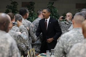 ﻿الرئيس الاميركي باراك اوباما مصافحا الجنود الاميركيين العائدين من العراق لشكرهم	رويترز﻿