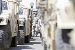 جندي اميركي يتابع عملية شحن المركبات في ميناء الشعيبة ﻿