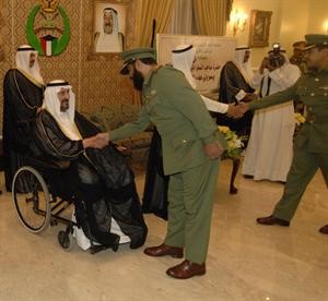 سمو الشيخ سالم العلي مصافحا احد الضباط