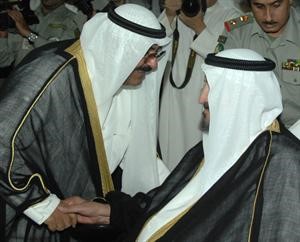 الشيخ مشعل الاحمد مصافحا سمو رئيس الحرس الوطني