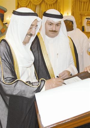 صاحب السمو يسجل كلمة في سجل الحرس الوطني
