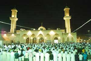اعداد كبيرة في الساحات الخارجية للمسجد
﻿