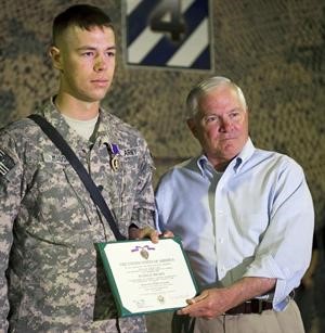 وزير الدفاع الاميركي روبرت غيتس يسلم شهادة القلب القرمزي لاحد العسكريين الاميركيين في العراق امس	اپ﻿