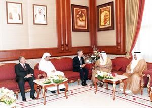 ﻿سمو رئيس مجلس الوزراء الشيخ ناصر المحمد في حديث مع رئيس انتر ميلان﻿