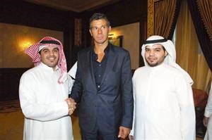 الزميل عبدالعزيز جاسم وعلي حمدان مع الحارس تولدو