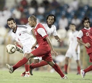 لاعب خيطان محمد يوسف يسدد الكرة بمضايقة مدافع الفحيحيل نواف جواد ﻿﻿عادل يعقوب
﻿